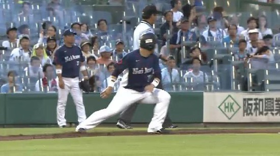 ２回表２脇谷２ベース２塁３塁 (1)