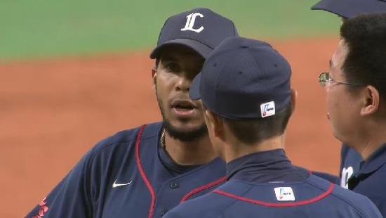 ７回裏１連打フォアボール２アウト満塁 (2)