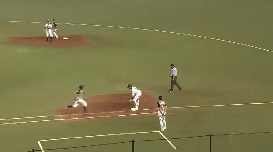 ７回表１陽ヒット中島バント今日初めてのピンチ (2)