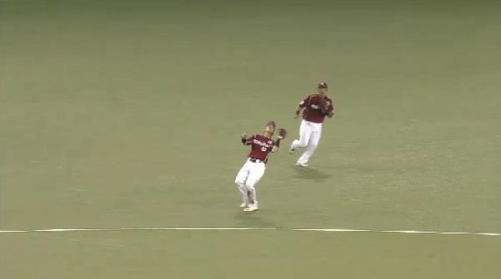 ５回裏５秋山内野フライ (3)