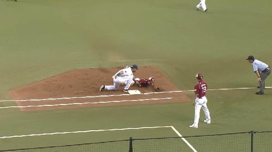 １回表２牽制アウト (3)
