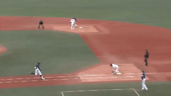 ８回表２栗山バント (3)