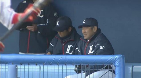 4回裏2外崎バント2塁3塁 (2)