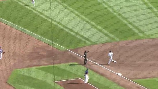 ６回表１金子四球秋山ヒット２アウト１塁２塁 (3)