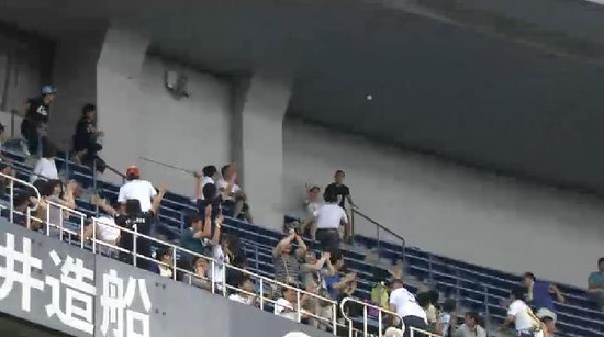 ９回裏５中村満塁弾 (8)