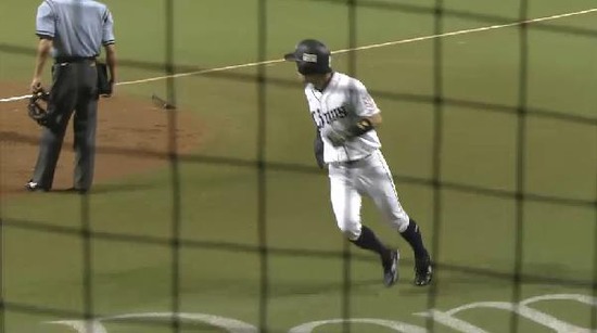 ３回裏２秋山タイムリー２ベース (1)