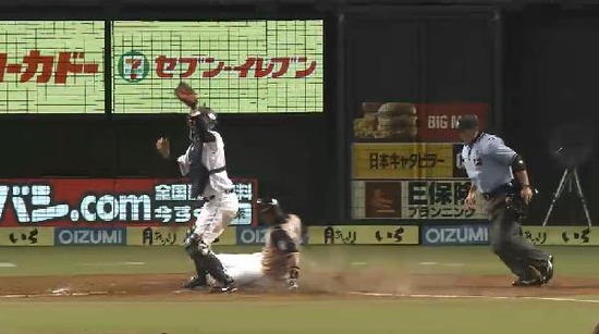 3回表2中島スクイズ成功メヒアFC負傷 (5)
