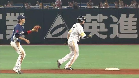 ８回裏３内川ヒット１塁２塁 (1)