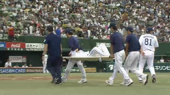 ８回表２朋己負傷 (2)