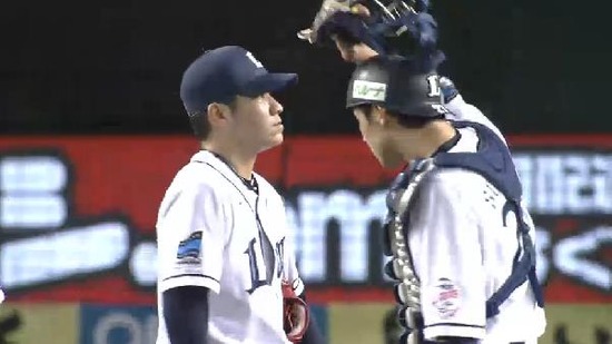 ９回表２ヒットフォアボール１塁２塁２アウト (1)