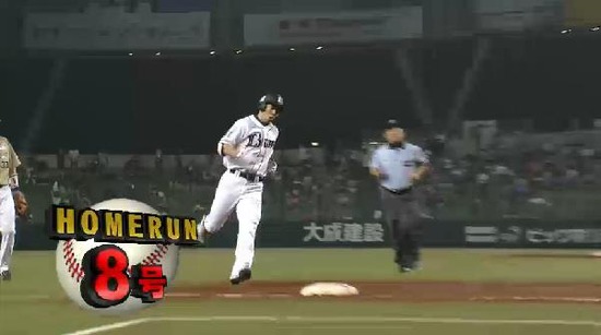 ９回裏１秋山２８試合連続安打HR (5)