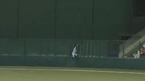 2回裏3炭谷センターフライ松本ファインプレー (1)