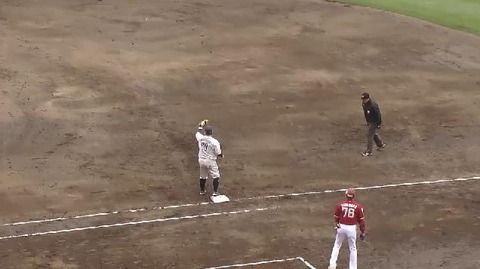４回裏２ジョーンズ併殺 (2)