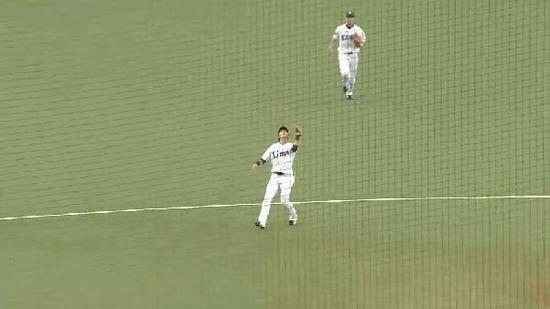 ３回表４銀次高めの直球ショートフライ (3)