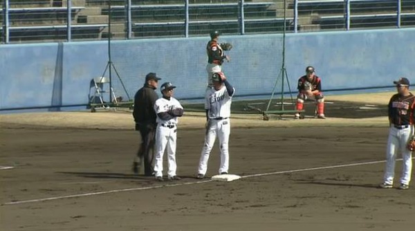 4回裏2外崎バント2塁3塁 (1)