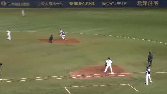 2回表２栗山鈴木エラー１塁２塁 (2)