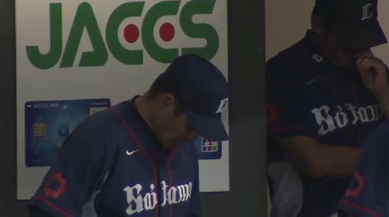 ８回表２秋山バント失敗 (4)