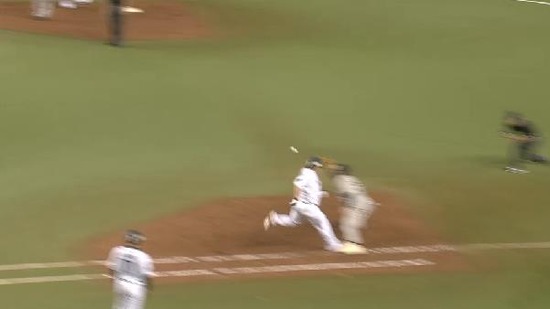 ３回裏４中村サードゴロ全力疾走内野安打満塁 (4)