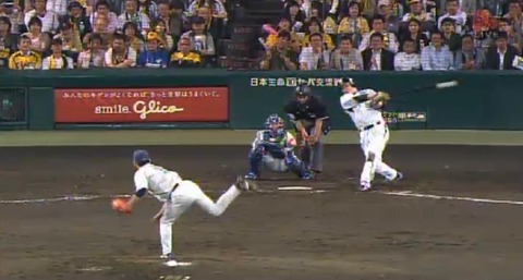 ７回裏５新井兄タイムリーヒット (3)