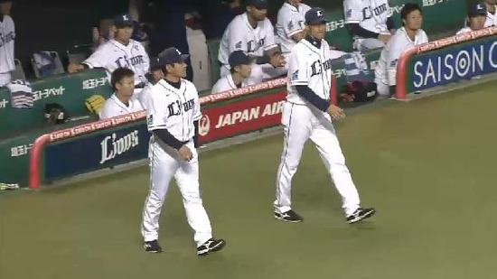 ９回表２ヒットフォアボール１塁２塁２アウト (2)