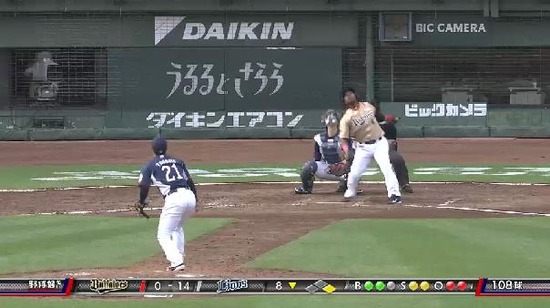 ８回裏２ヘルマン内野フライ (2)