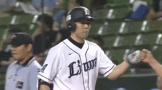 ９回裏２秋山ヒット１塁２塁 (1)