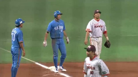 １０回表２栗山ヒット１塁３塁 (1)