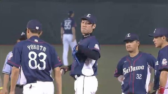 ８回裏２バントで１アウト３塁 (1)