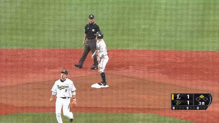 ３回表１先頭岡田ヒット (1)