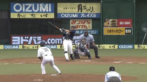 ５回表１糸井ヒット１塁３塁 (1)