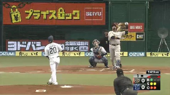 1回表4ブランコ捕手フライ (2)