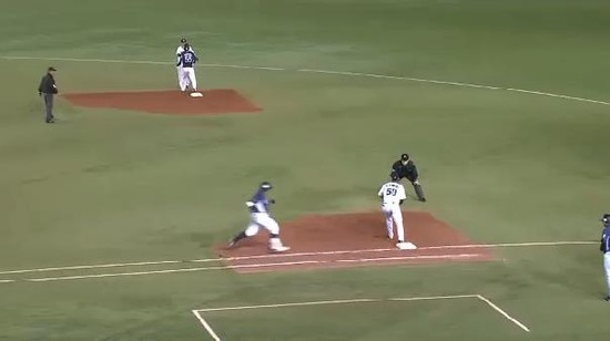 ４回表１秋山ヒット栗山実質バント (2)