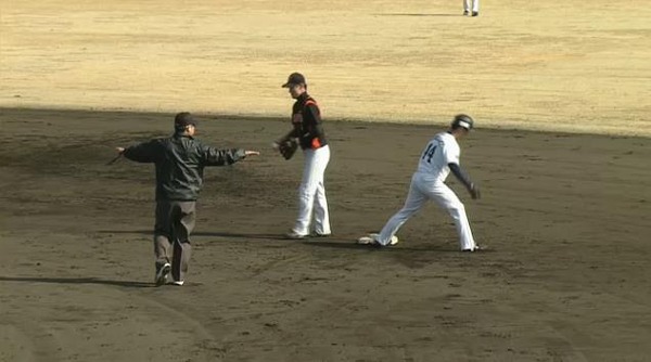 6回裏1外崎盗塁成功 (1)