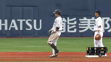 ８回表１栗山２ベース (1)