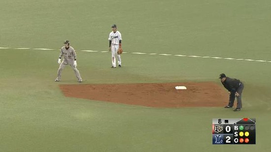 8回表2平野セカンドゴロ (1)