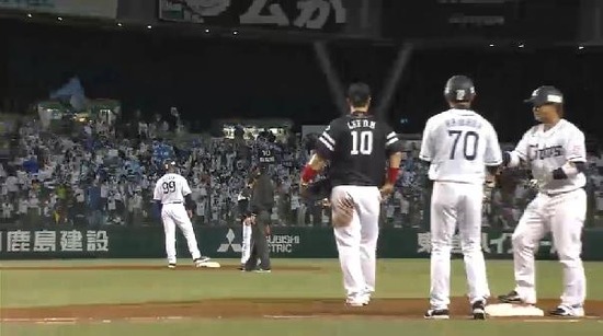 ６回裏２森ヒット０アウト１塁２塁 (1)