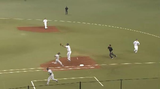 ３回表１金子送球エラー０アウト２塁 (3)