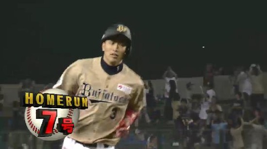 ５回表４安達２打席連続の３ラン (2)