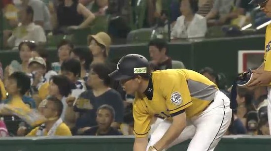 ４回裏１フォアボール秋山ヒット１塁３塁２アウト (1)