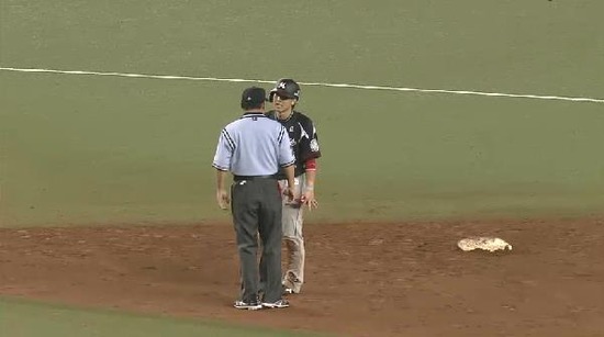 ９回表８渡辺ファンプレー２アウト (2)