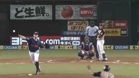 2回表2中田牽制アウト (2)