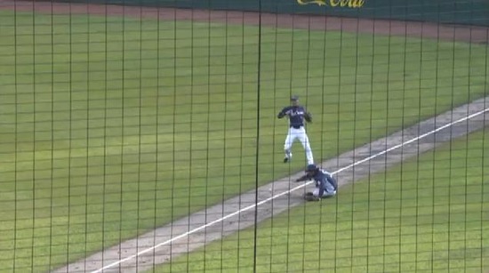 9回裏３山川滑る (4)