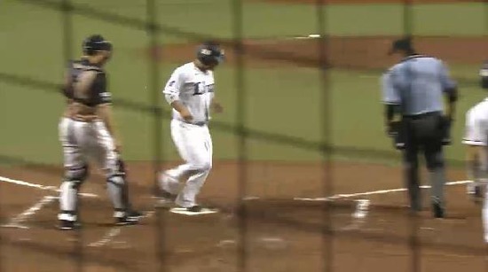 2回裏3上本タイムリー (1)