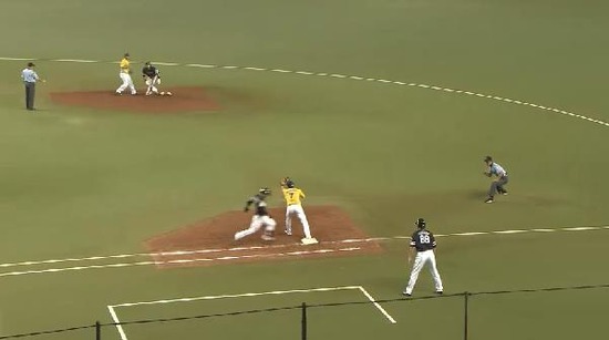 ４回表１併殺 (2)