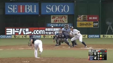 ７回裏３渡辺スクイズ岸田エラー (1)