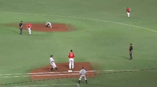 ６回表２おかわり併殺 (2)