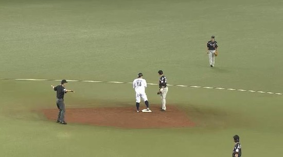 4回裏1先頭中村2ベース (1)