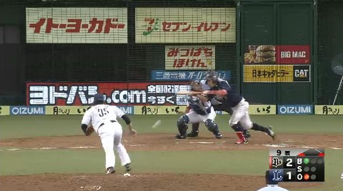 ９回表３安達セーフティースクイズ失敗 (1)