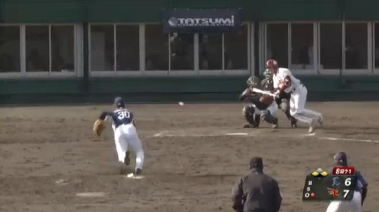 8回裏２山崎スクイズ (1)