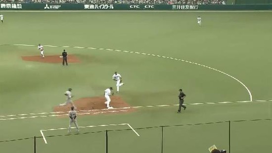 4回表2岡田変化球でファーストゴロ (4)